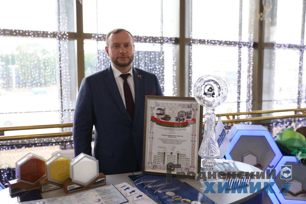 Первый заместитель генерального директора главный инженер Сергей Силивоник во время вручения Премии Правительства за 2024 год_2025.jpeg